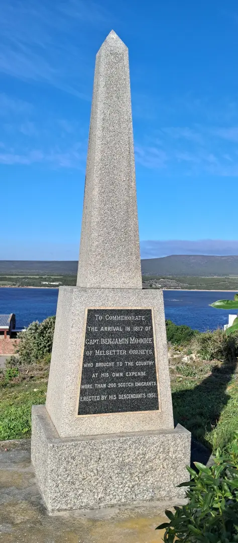 Moody Gedenkteken 1951 opgerig ter ere van  Kapt. Benjamin Moody  se aandeel in die stigting van Port Beaufort 1817  en ontwikkeling van hawe.